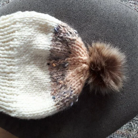 Hand knitted hat - Picture 2 of 4